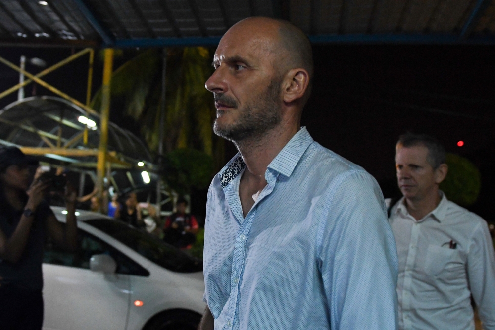 Family members and officials arrive at a hospital where rescuers brought a body during a search operation for the missing 15-year-old Franco-Irish teenager Nora Quoirin in Seremban on August 13, 2019.  / AFP / Mohd RASFAN 