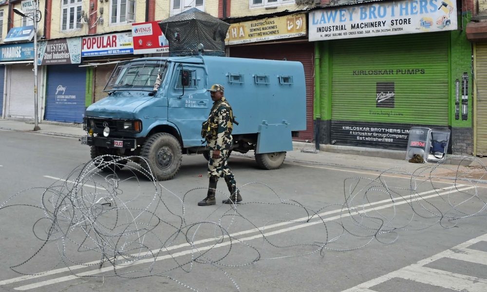 A member of the Indian security forces stands guard during a lockdown in Srinagar on August 16, 2019, after the Indian government stripped Jammu and Kashmir of its autonomy. / AFP / Tauseef MUSTAFA