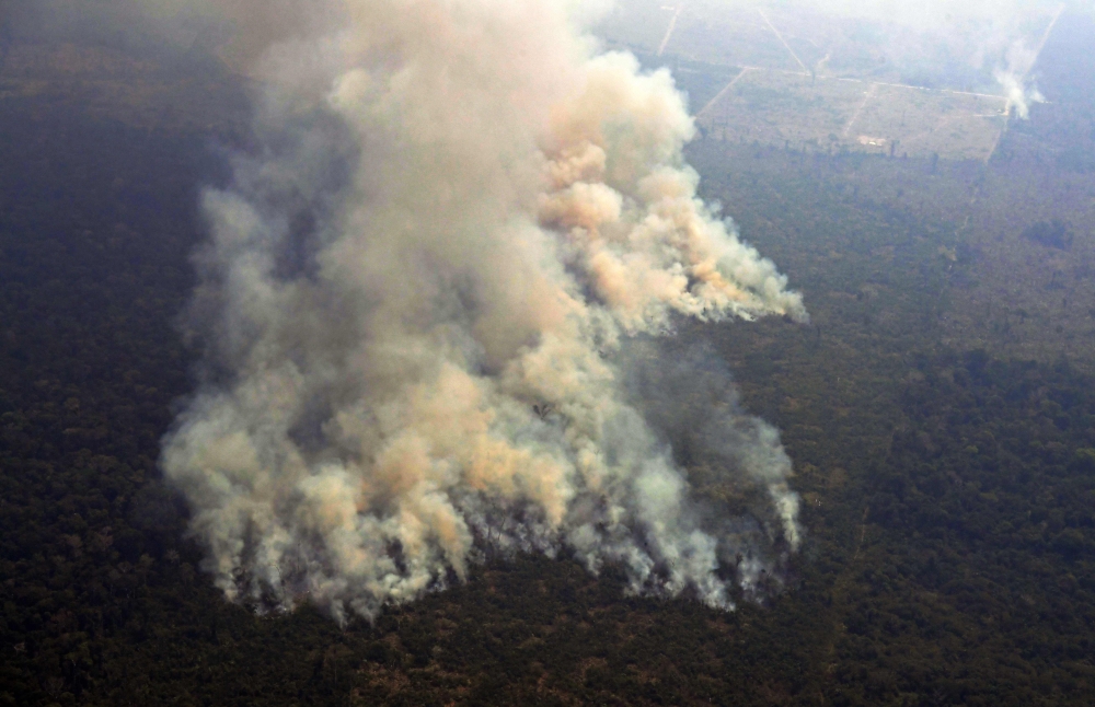  Aerial picture showing smoke from a two-kilometre-long stretch of fire billowing from the Amazon rainforest about 65 km from Porto Velho, in the state of Rondonia, in northern Brazil, on August 23, 2019.  AFP / Carl DE SOUZA