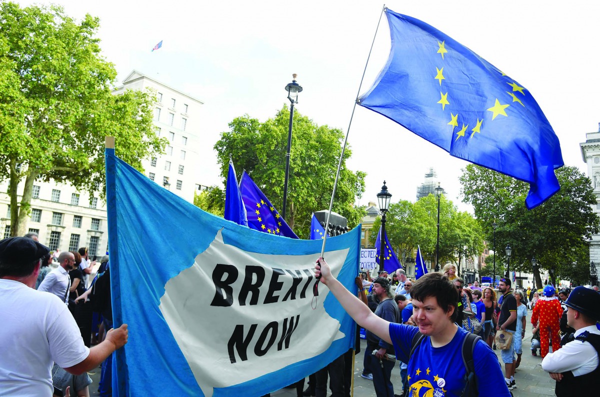 Pro-Brexit and anti-Brexit campaigners protest outside the Cabinet Office in London, Britain August 29, 2019. Reuters/Toby Melville