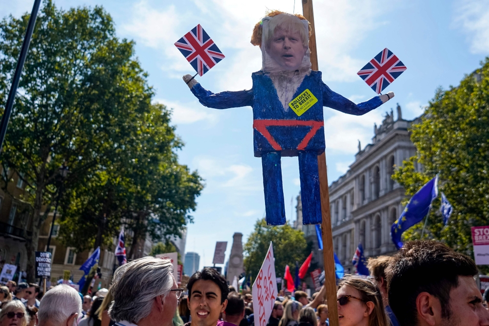 Demonstrators carry an effigy of Britain's Prime Minister Boris Johnson at a protest against the move to suspend parliament in the final weeks before Brexit outside Downing Street in London on August 31, 2019. AFP / Niklas HALLE'N