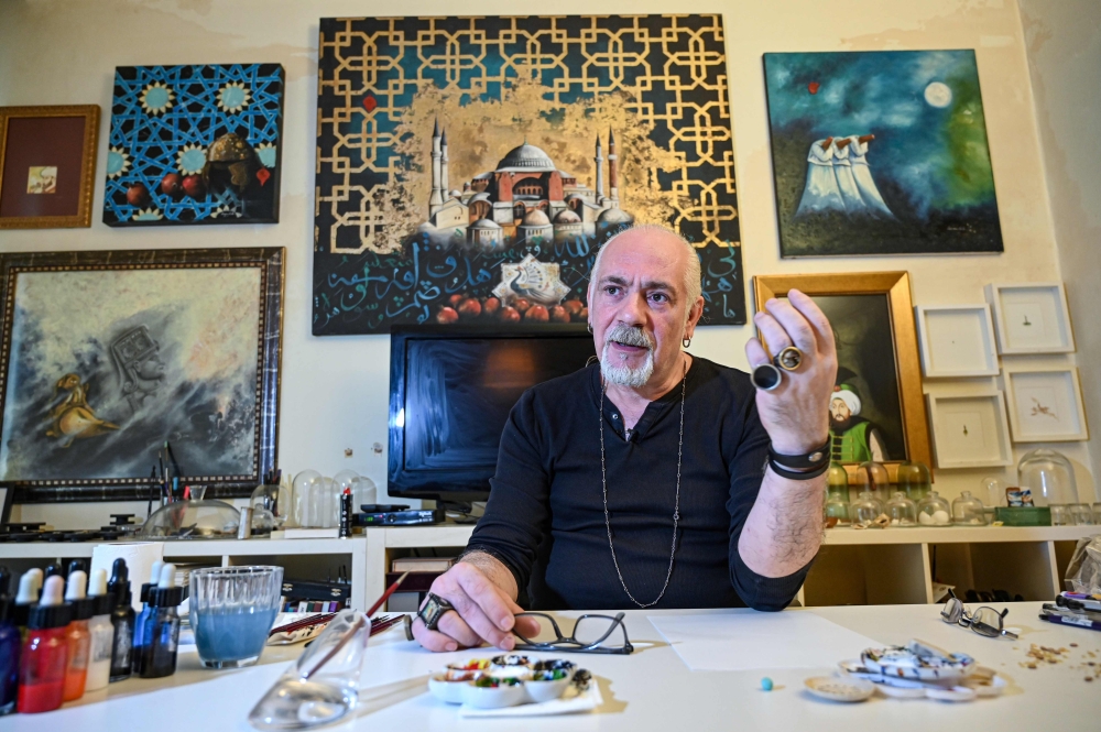 Turkey's micro artist Hasan Kale gestures as he speaks during an interview in Istanbul on August 23, 2019. AFP / Ozan Kose 