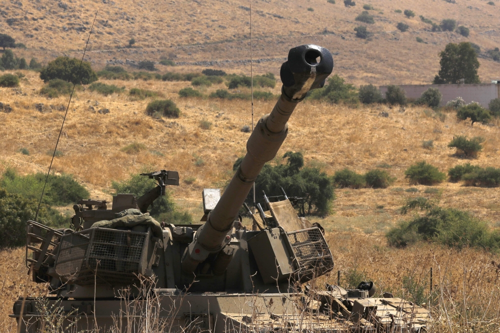 An Israeli self-propelled artillery gun is positioned near the Lebanese border on the outskirts of the northern Israeli town of Kiryat Shemona on September 1, 2019.  AFP / JALAA MAREY