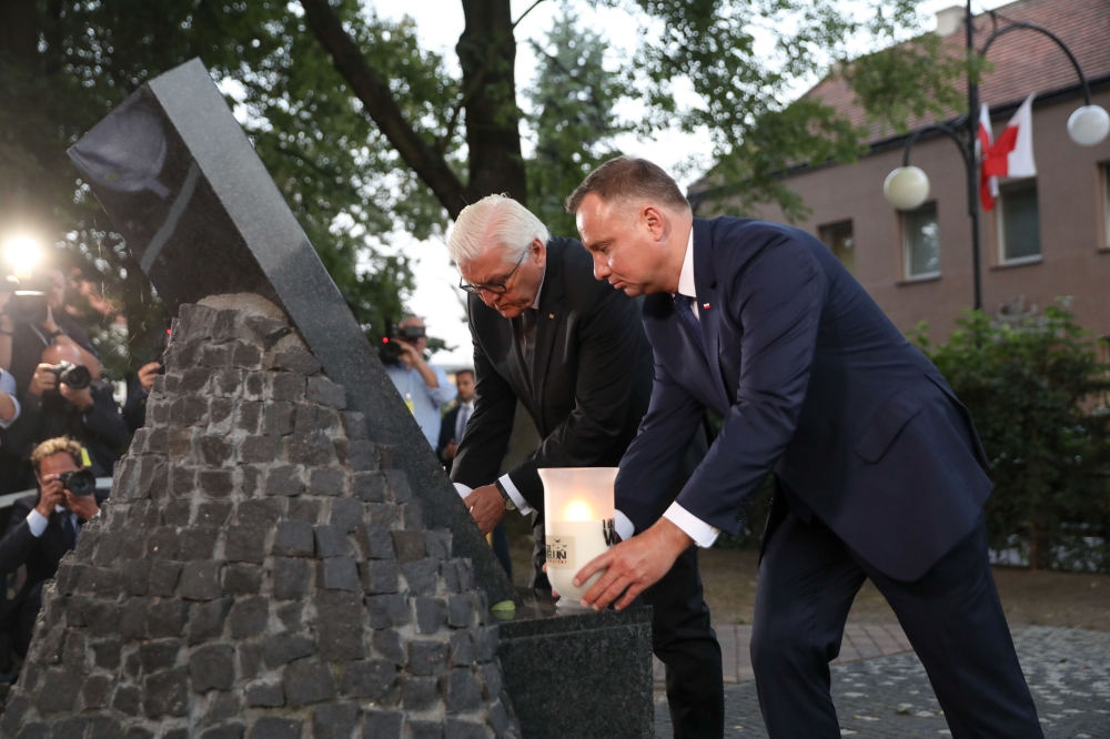 German President Frank-Walter Steinmeier and Polish President Andrzej Duda light candles at a World War II memorial as part of the commemorations on September 1, 2019 in Wielun AFP Krzysztof Sitkowski 