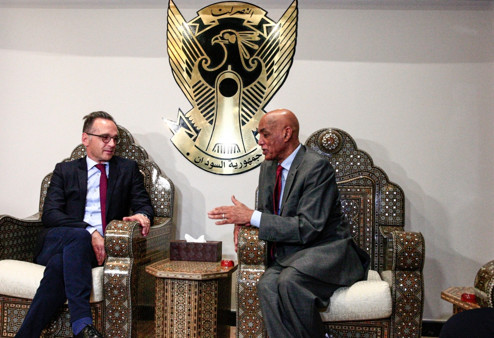 German Foreign Minister Heiko Maas (L) meets with Sudan's Foreign Ministry Undersecretary Omar Dahab Fadel upon the former's arrival at Khartoum International Airport outside the Sudanese capital on September 3, 2019. / AFP / Ebrahim HAMID 