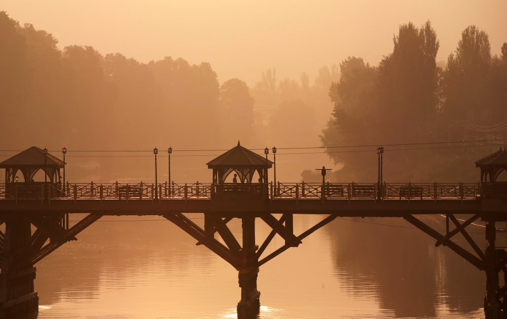 A Kashmiri man walks on a bridge during restrictions after scrapping of the special constitutional status for Kashmir by the Indian government, in Srinagar September 1, 2019. Reuters/Danish Ismail