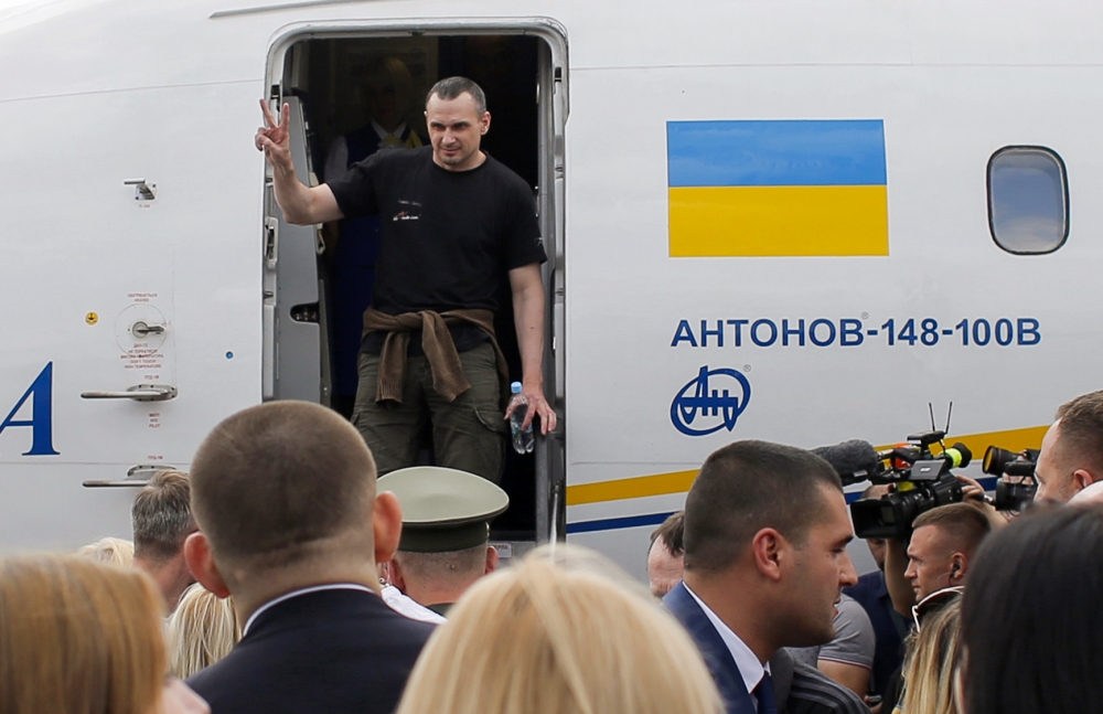 Ukrainian film director Oleg Sentsov disembarks from a plane on September 7, 2019 at Boryspil international airport in Kiev after a long-awaited exchange of prisoners between Moscow and Kiev,  AFP / Anatolii STEPANOV
