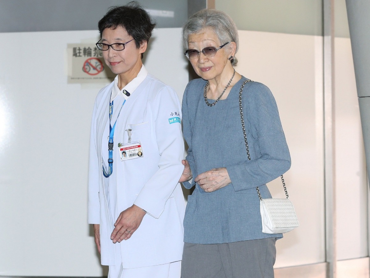 Japan's former empress Michiko (R) enters Tokyo University hospital on September 7, 2019. Japan OUT / AFP / JIJI PRESS / JIJI PRESS / JAPAN POOL VIA JIJI PRESS