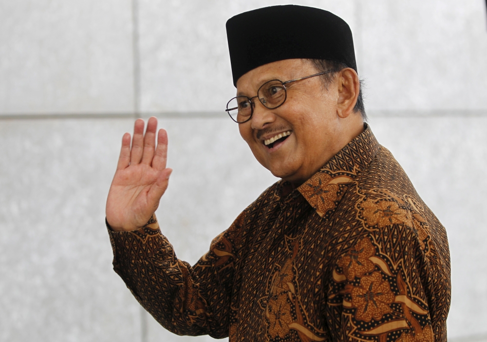 FILE PHOTO: Former Indonesian president B. J. Habibie waves as he arrives for a ceremony to officially open the new Australian embassy in Jakarta, Indonesia March 21, 2016. REUTERS/Garry Lotulung/File Photo