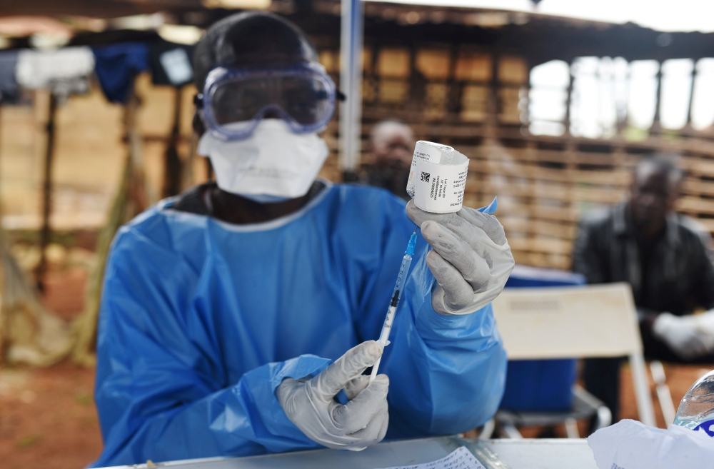A health worker prepares to administer Ebola vaccine outside the house of a victim who died in the village of Mangina in North Kivu province, Democratic Republic of Congo, August 18, 2018. Reuters/Olivia Acland