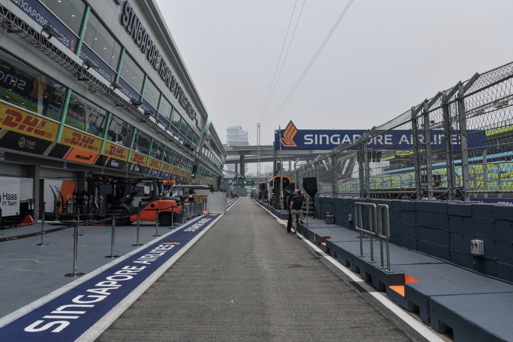 A general view of the pit lane ahead of the Formula One Singapore Grand Prix night race is seen in Singapore on September 18, 2019. / AFP / Mohd RASFAN