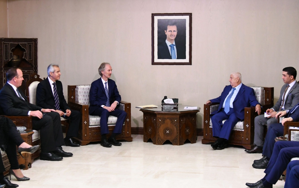  Syria's Foreign Minister Walid al-Moallem (C-R) meeting with United Nations special envoy to Syria Geir Pedersen(C-L) in the Syrian capital Damascus on September 23, 2019.   AFP / SANA