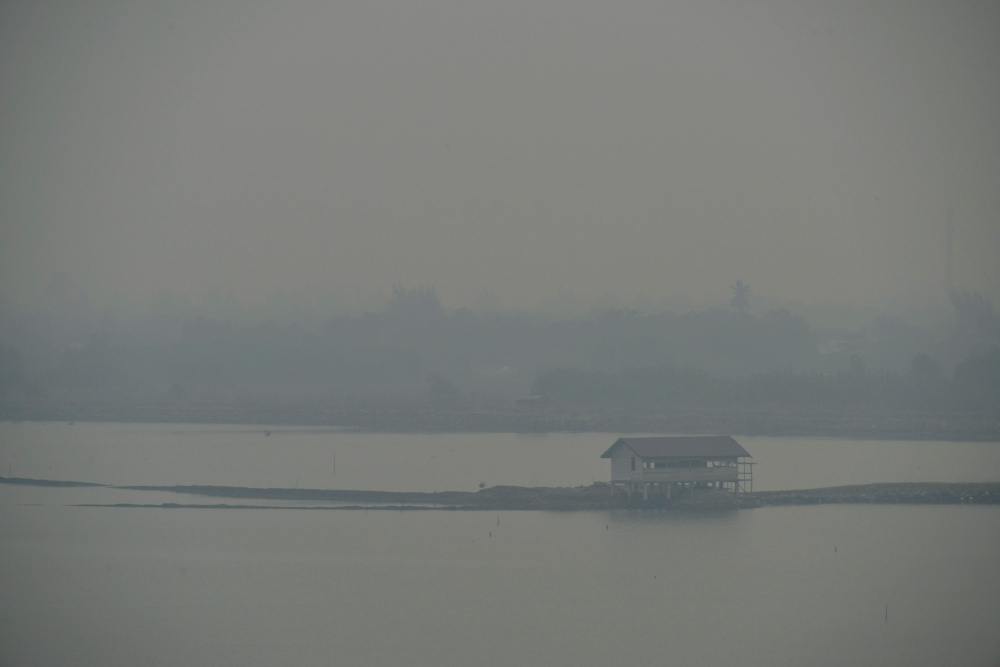 This general view shows a thick haze in Banda Aceh on September 24, 2019, caused when Indonesian farmers use illegal slash-and-burn techniques to clear land for agriculture, spewing toxic haze across Southeast Asia. AFP / CHAIDEER MAHYUDDIN