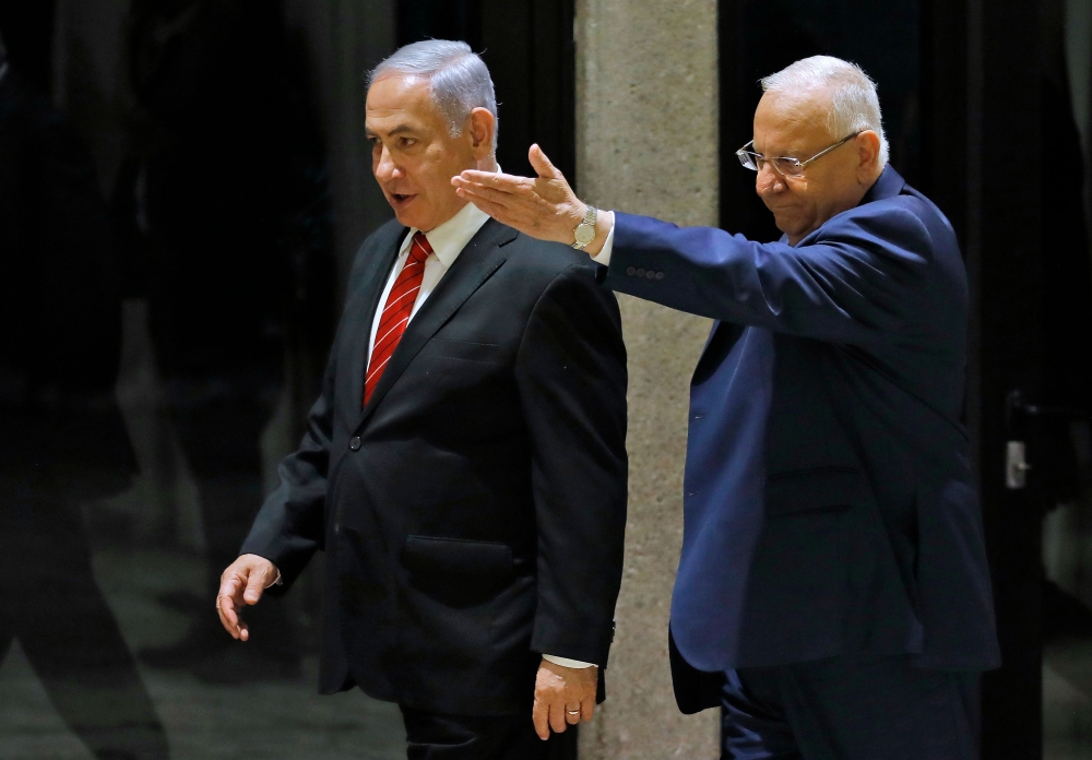 Israeli President Reuven Rivlin (R) and Prime Minister Benjamin Netanyahu (L) arrive for the a press conference in Jerusalem on September 25, 2019.  AFP / Menahem Kahana 