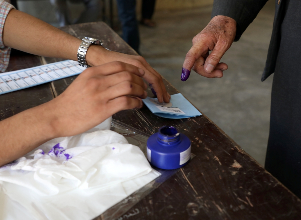 An election official assists an Afghan man at a polling station in Kabul, Afghanistan September 28, 2019. REUTERS/Omar Sobhani