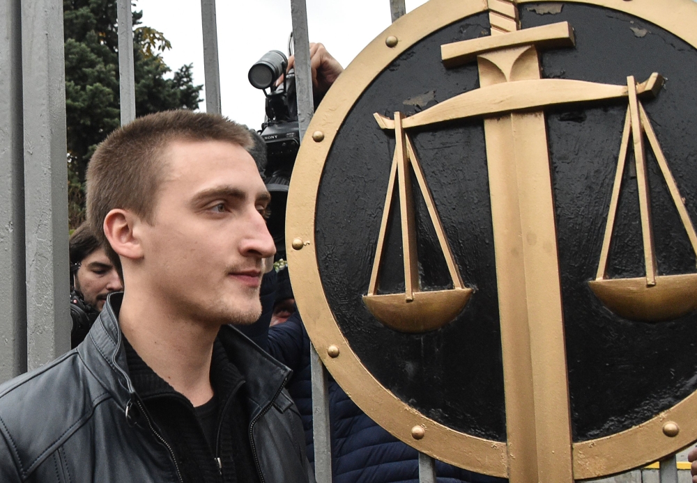 Pavel Ustinov, a young Russian actor aged 23, walks after a court hearing in a case that has sparked protests and a star-studded solidarity campaign in Moscow on September 30, 2019. AFP / Vasily MAXIMOV