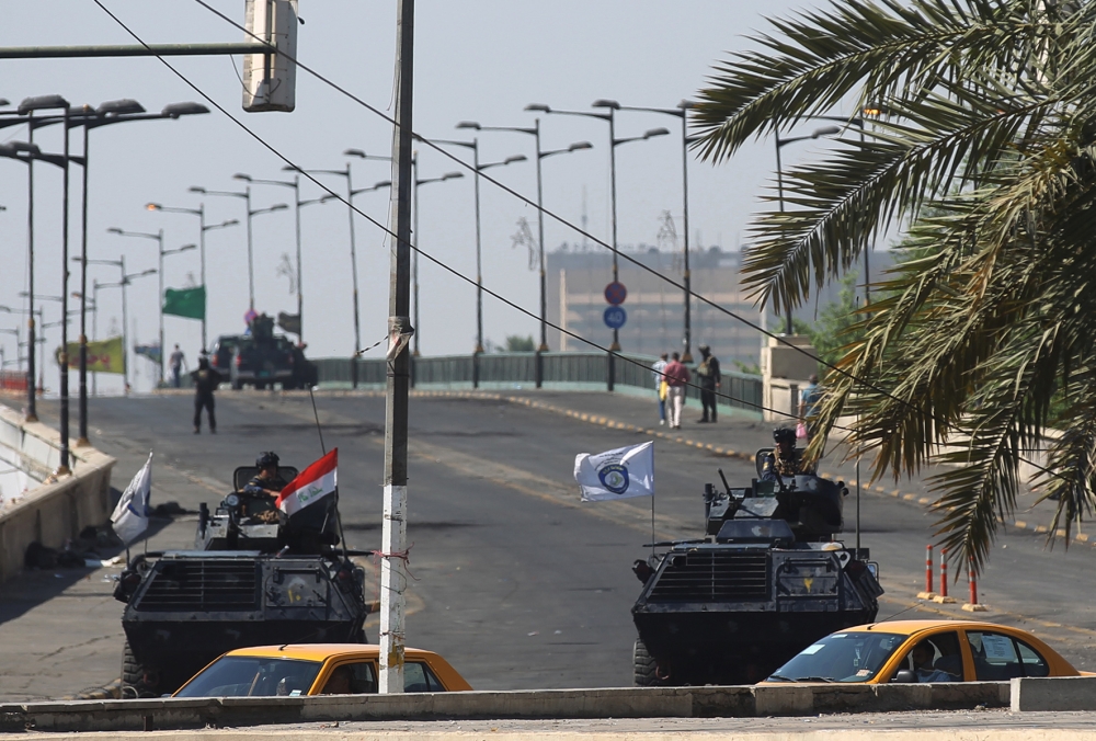 Iraqi security forces cut off Jamhuriya bridge, which leads to Baghdad's administrative and diplomatic Green Zone, in Tahrir Square in central Baghdad on October 5, 2019 after a curfew was lifted following a day of violent protests.  AFP / AHMAD AL-RUBAYE