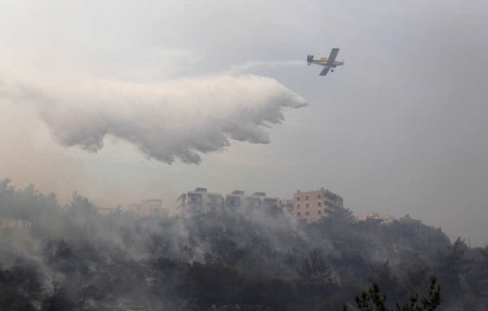 A firefighting aircraft tackles wildfires in Dibbiyeh village, south of Beirut, Lebanon October 15, 2019. REUTERS/Aziz Taher
