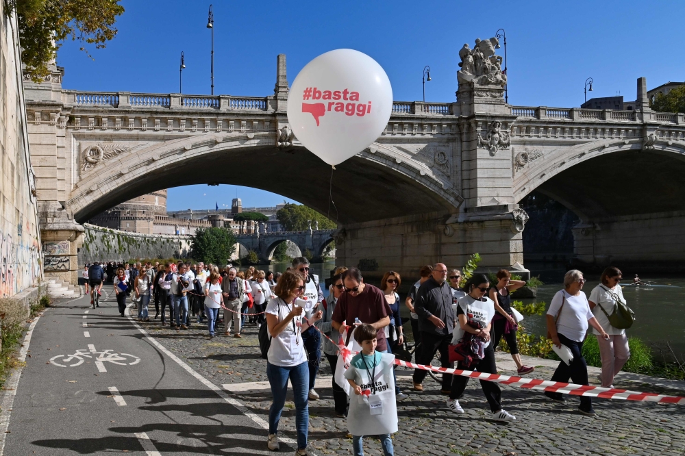 People take part in a peaceful protest march of members of Roman citizens committees, groups and associations that say care about the future of Rome and want to take charge themselves of the Italian capital, on October 26, 2019. AFP / ANDREAS SOLARO
