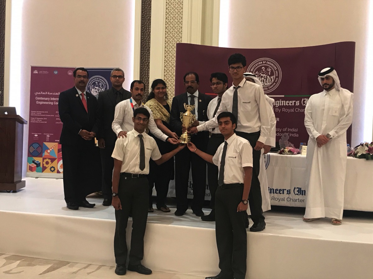 The AKIS team receiving the award from International Engineering Congress organisers. 