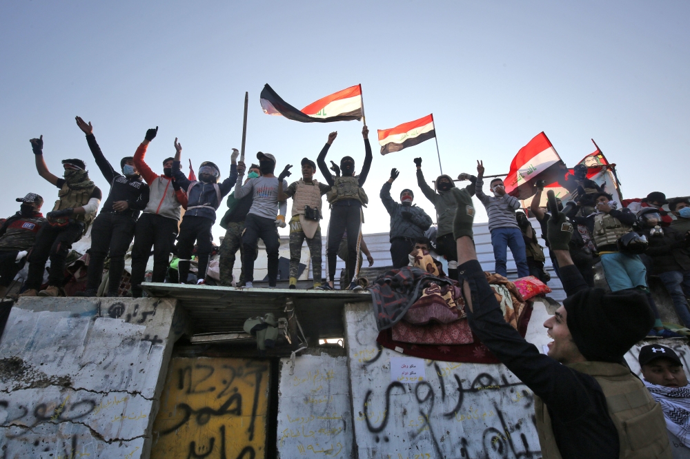 Iraqi protesters gather over al-Ahrar bridge during ongoing anti-government demonstrations in Baghdad on November 19, 2019.  AFP / AHMAD AL-RUBAYE