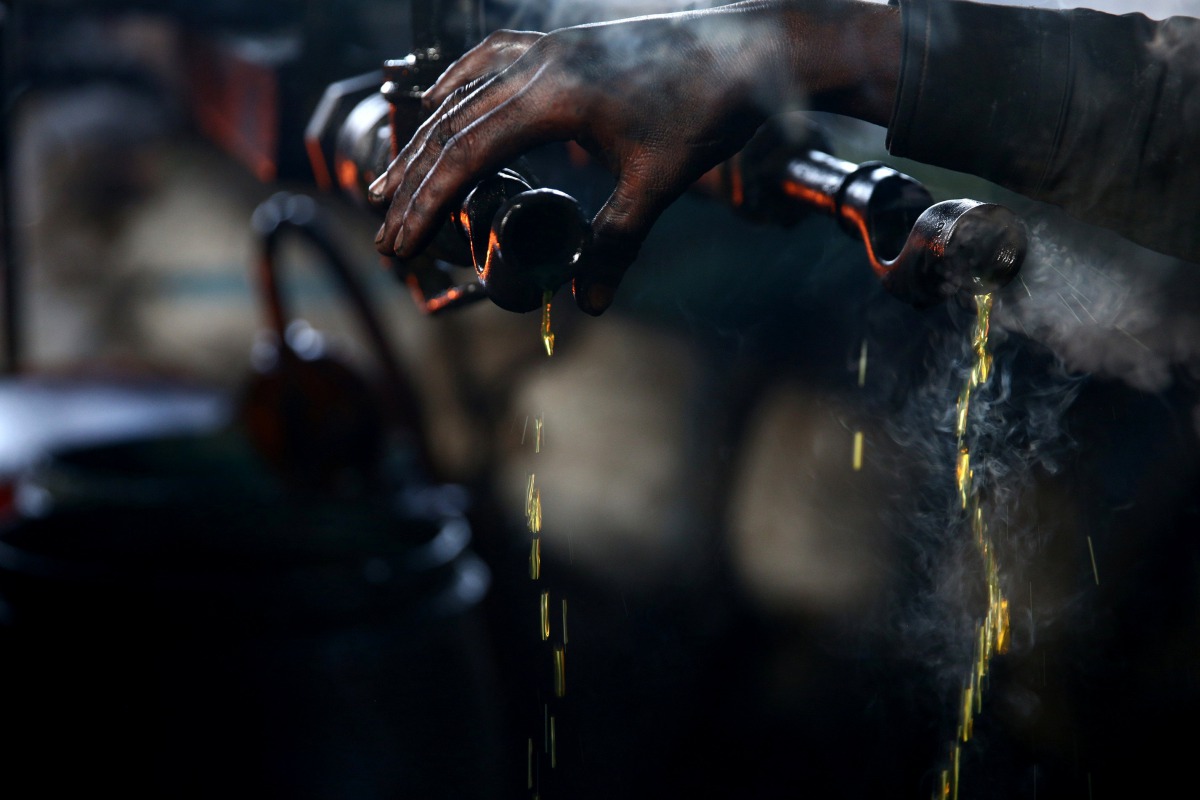 A man checks the heat of a pipe pouring with fuel inside a workshop in Douma neighbourhood of Damascus, Syria, April 1, 2017. Reuters / Bassam Khabieh