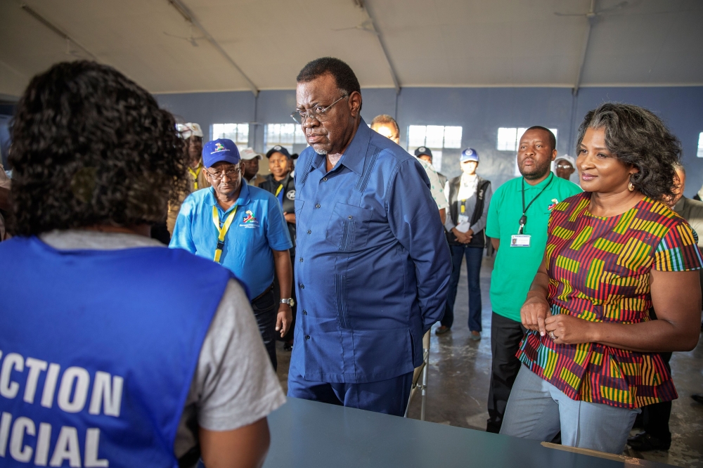 Namibia incumbent President and Namibia ruling party South West Africa People's Organization (SWAPO) presidential candidate Hage Geingob (C) goes through voting procedures on November 27, 2019 in Windhoek, Namibia. / AFP / GIANLUIGI GUERCIA