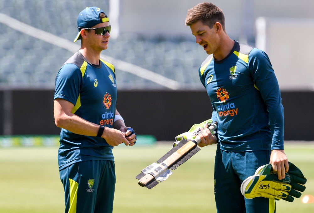 Australian captain Tim Paine (L) chats with batsman Steve Smith (R) during a training session on the eve to the second cricket Test match between Australia and Pakistan in Adelaide on November 28, 2019. AFP / William West 