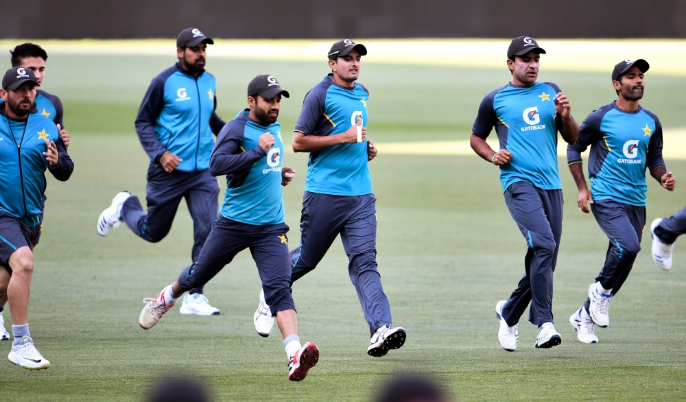 Pakistan player Mohammad Abbas (C) and teammates take part in a training session on the eve of the second cricket Test match between Australia and Pakistan, in Adelaide on November 28, 2019. --  / AFP / William WEST / 