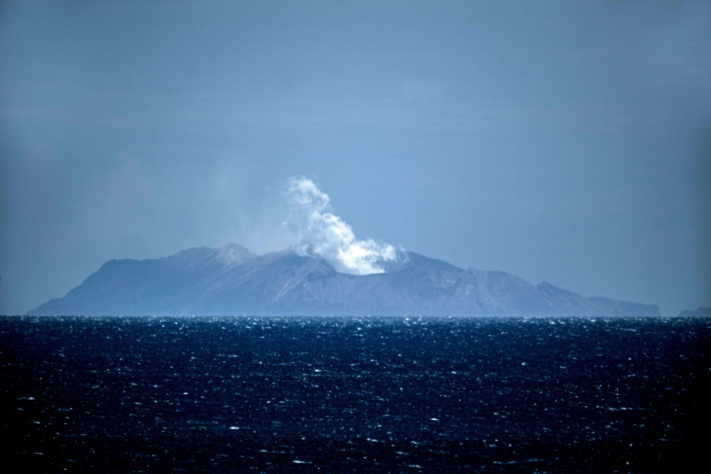 Steam rises from the White Island volcano in Whakatane on December 10, 2019, after a volcanic eruption the day before. . / AFP / Marty MELVILLE 