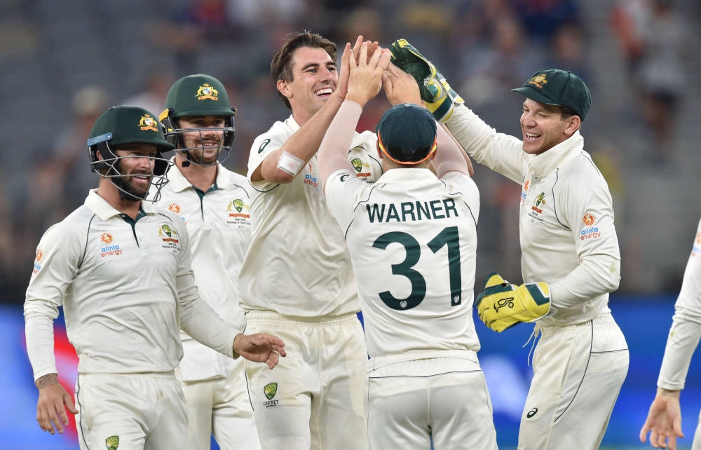 Australia's Pat Cummins (C) celebrates the wicket of New Zealand's Colin de Grandhomme on day four of the first Test cricket match between Australia and New Zealand at the Perth Stadium in Perth on December 15, 2019. (AFP / PETER PARKS)