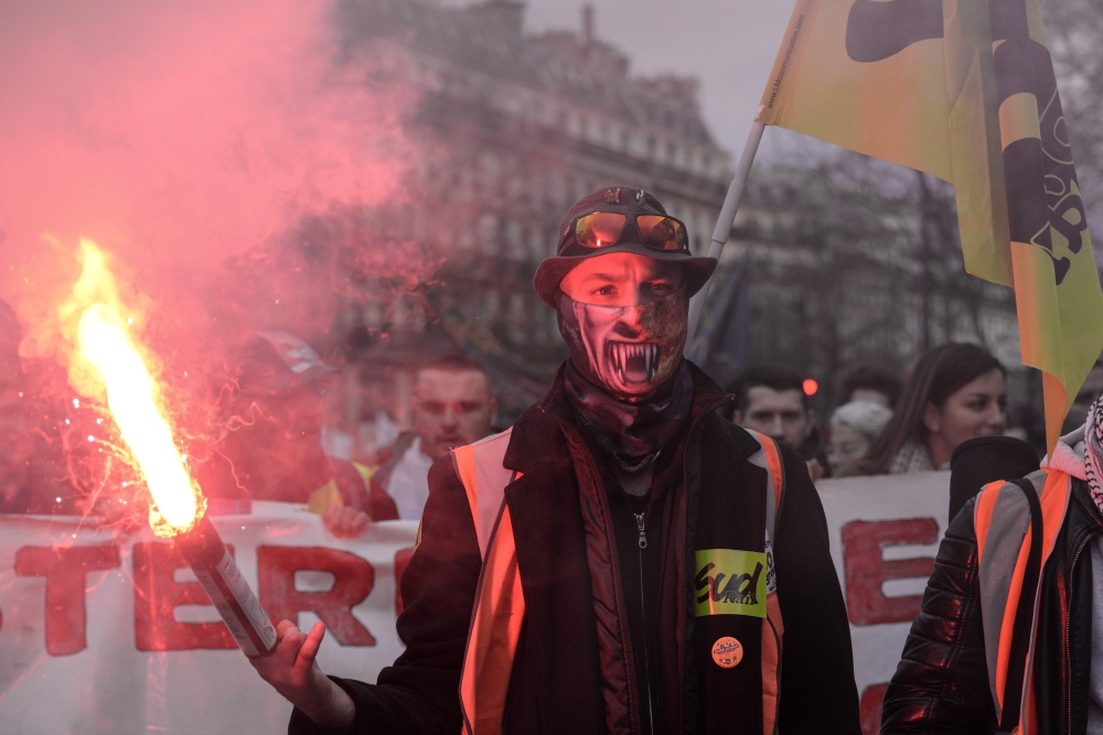 Protesters march during a demonstration in Paris on December 19, 2019, on the 15th day of a nationwide multi-sector strike against the French government's pensions overhaul. (AFP / Aurore MESENGE)