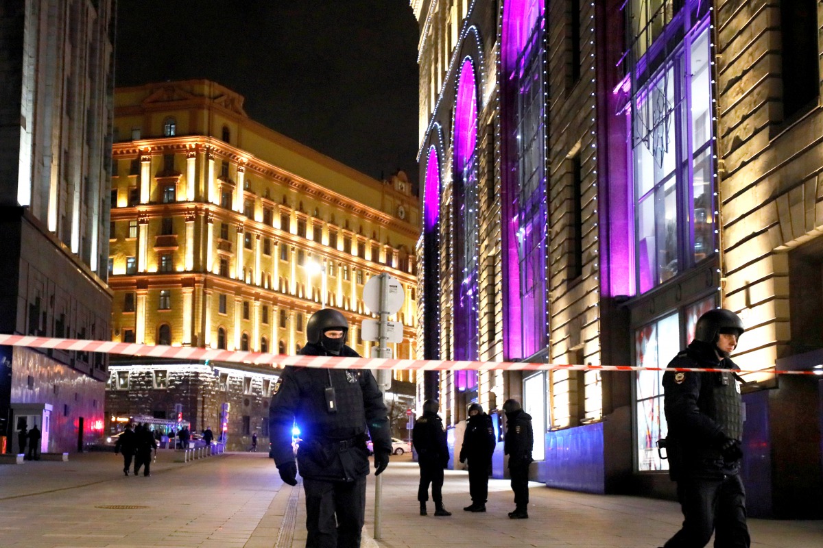 Security officers stand guard on a street near the Federal Security Service (FSB) building after a shooting incident, in Moscow, Russia December 19, 2019. Reuters/Shamil Zhumatov