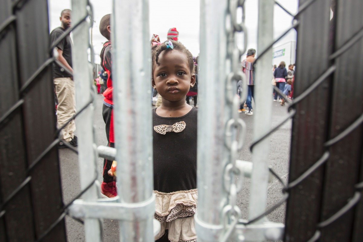 A girl who crossed the Canada-US border with her family claiming refugee status in Canada at a temporary detention centre in Blackpool, Quebec, on August 5, 2017. AFP / Geoff Robins