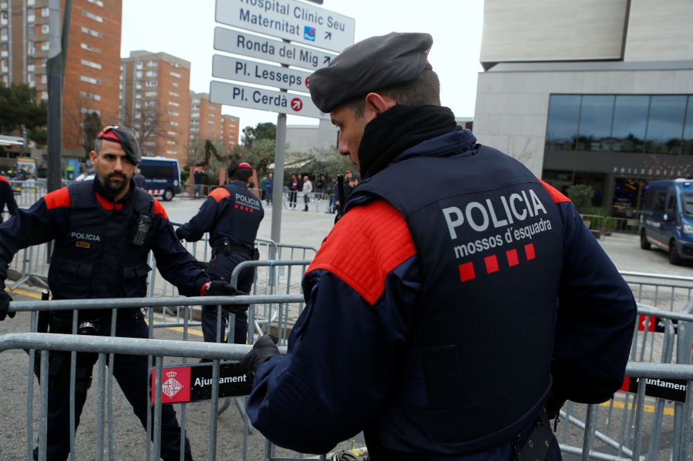 Police reinforce security before Real Madrid players arrive at their hotel in Barcelona, Spain, December 18, 2019. Reuters/Enrique Calvo
