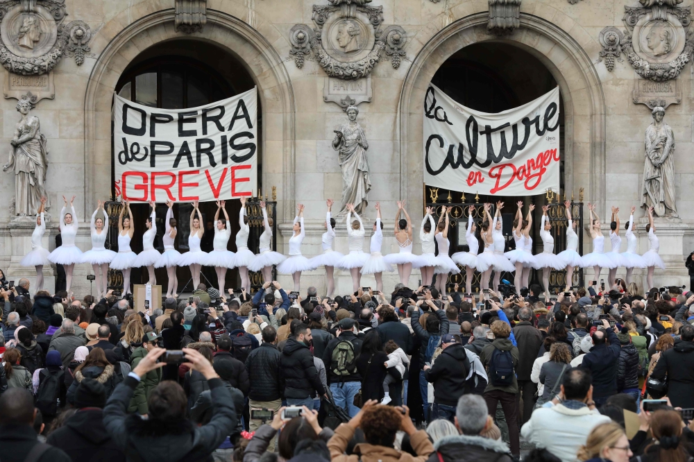Paris Opera dancers perform in front of the Palais Garnier against the French government's plan to overhaul the country's retirement system, in Paris, on December 24, 2019. AFP / ludovic Marin 
 
 