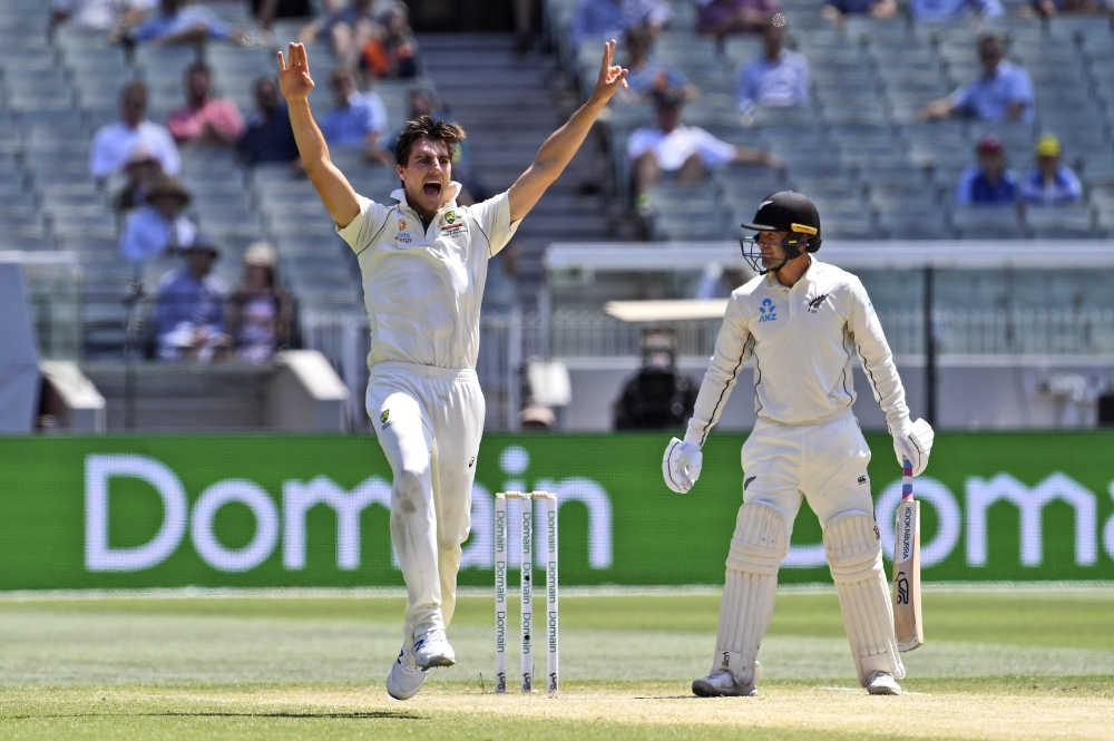 Australia's Pat Cummins (L) appeals for an LBW decision against New Zealand batsman Tom Blundell (R) on the fourth day of the second cricket Test match at the MCG in Melbourne on December 29, 2019./ AFP / WILLIAM WEST /