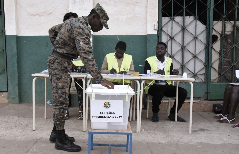 A Guinea-Bissau soldier casts his ballot at a polling station during the second round of the presidential election in Bissau, on December 29, 2019. / AFP / SEYLLOU
