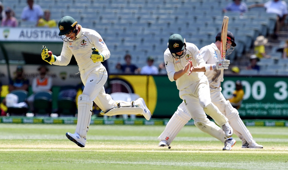 Australia's wicketkeeper Tim Paine (L) celebrates stumping New Zealand batsman Henry Nicholls (R) on the fourth day of the second cricket Test match at the MCG in Melbourne on December 29, 2019. / AFP / WILLIAM WEST / 