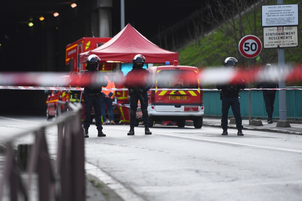 Police officers stand guard on January 3, 2020 in L'Hay-les-Roses on the site where police shot dead a knife-wielding man who killed one person and injured at least two others in a nearby park of the south of Paris' suburban city of Villejuif.  AFP / Chri