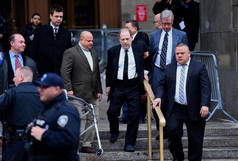 Harvey Weinstein(C) leaves the Manhattan Criminal Court, on January 6, 2020 in New York City.  AFP / Johannes Eisele
 