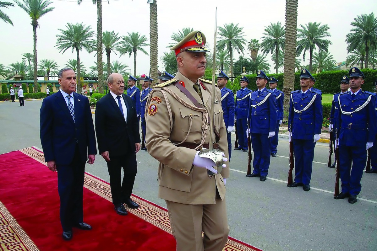 Iraqi Defence Minister Khalid al-Obaidi and his French counterpart Jean-Yves Le Drian at the Iraqi defence ministry headquarters in Baghdad, April 11, 2016/. EPA / Iraqi Ministry Of Defence