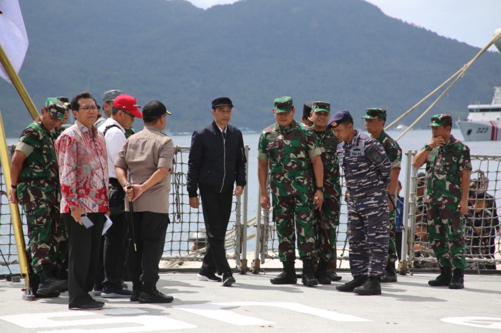 Indonesian President Joko Widodo visits a military base at Natuna, Indonesia, near the South China Sea, January 9, 2020 in this photo taken by Antara Foto. Antara Foto/via REUTERS