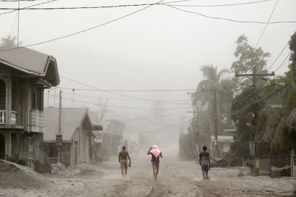  Residents living near the errupting Taal Volcano evacuate in Agoncillo, Batangas City, Philippines, January 13, 2020. REUTERS/Eloisa Lopez 