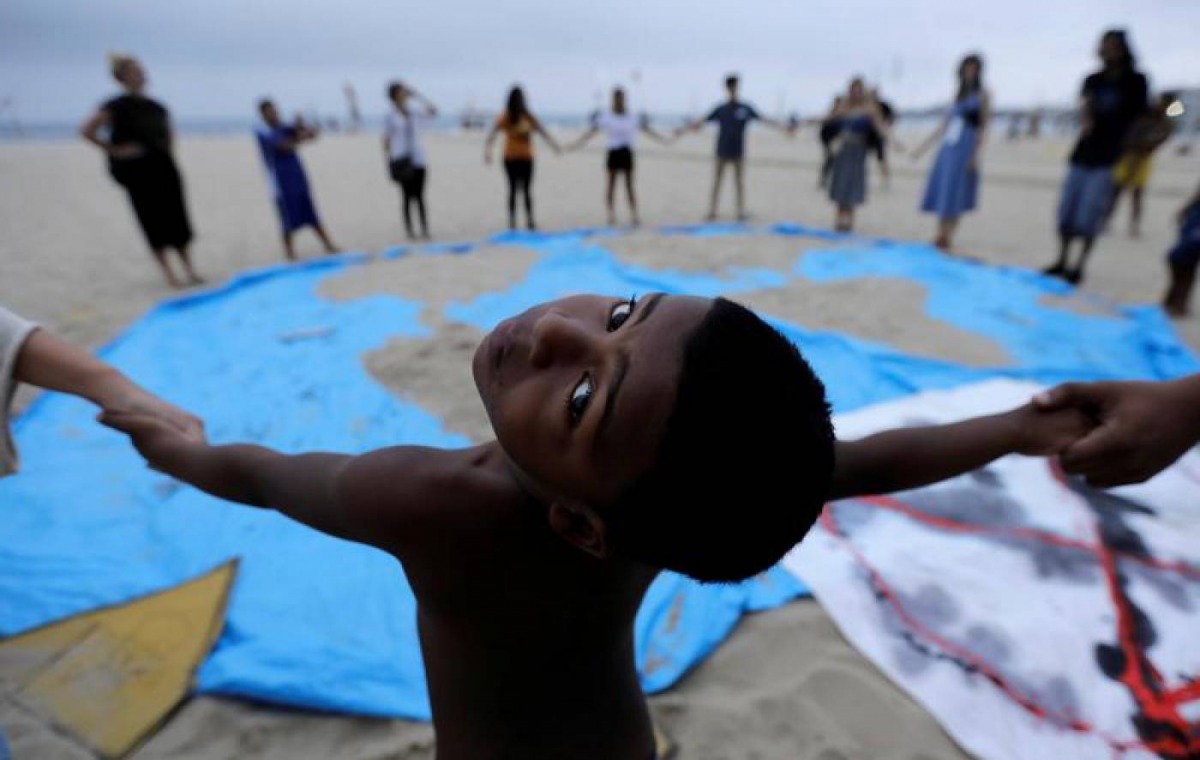 A child and climate change activists attend the Extinction Rebellion protests on Copacabana beach in Rio de Janeiro, Brazil, October 7, 2019. Reuters / Sergio Moraes