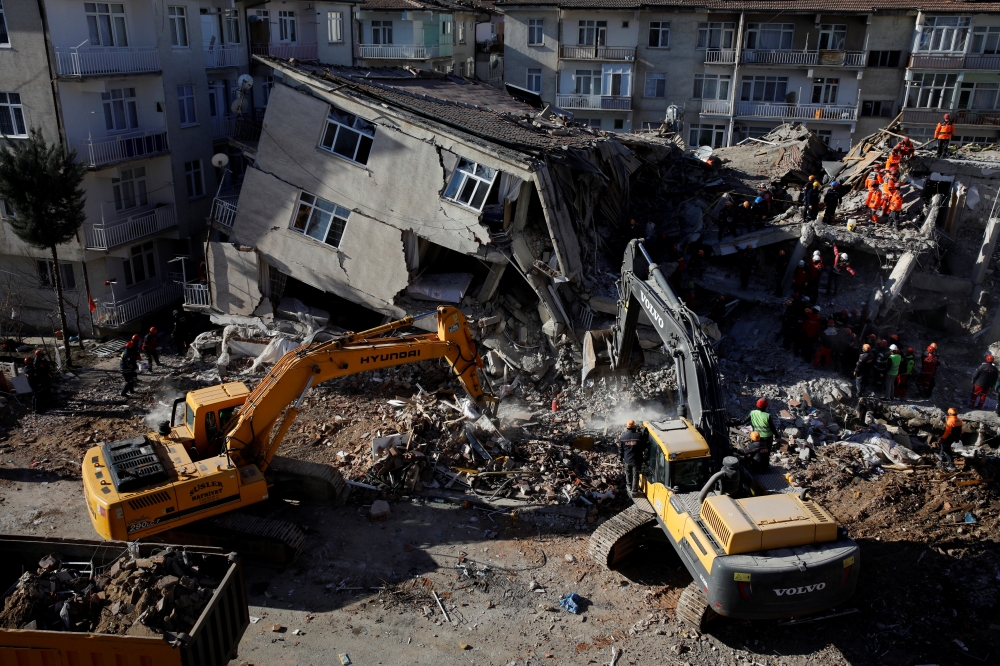 Rescue workers search the site of a collapsed building, after an earthquake in Elazig, Turkey, January 26, 2020. REUTERS/Umit Bektas