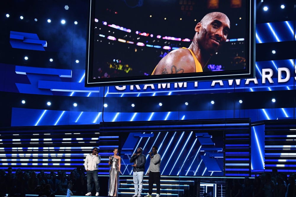 Host US singer-songwriter Alicia Keys and Boyz II Men sing in memory of late NBA legend Kobe Bryant during the 62nd Annual Grammy Awards on January 26, 2020, in Los Angeles. / AFP / Robyn Beck