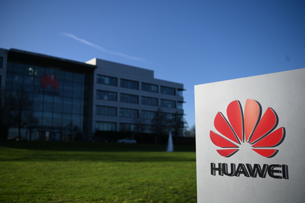 A photograph shows the logo of Chinese company Huawei at their main UK offices in Reading, west of London, on January 28, 2020. AFP / DANIEL LEAL-OLIVAS