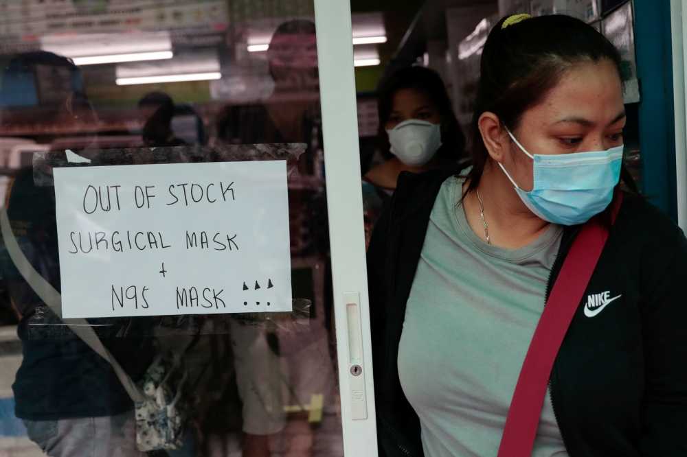  A sign is posted on a medical supply store that says surgical and N95 masks are already out of stock January 31, 2020. REUTERS/Eloisa Lopez 