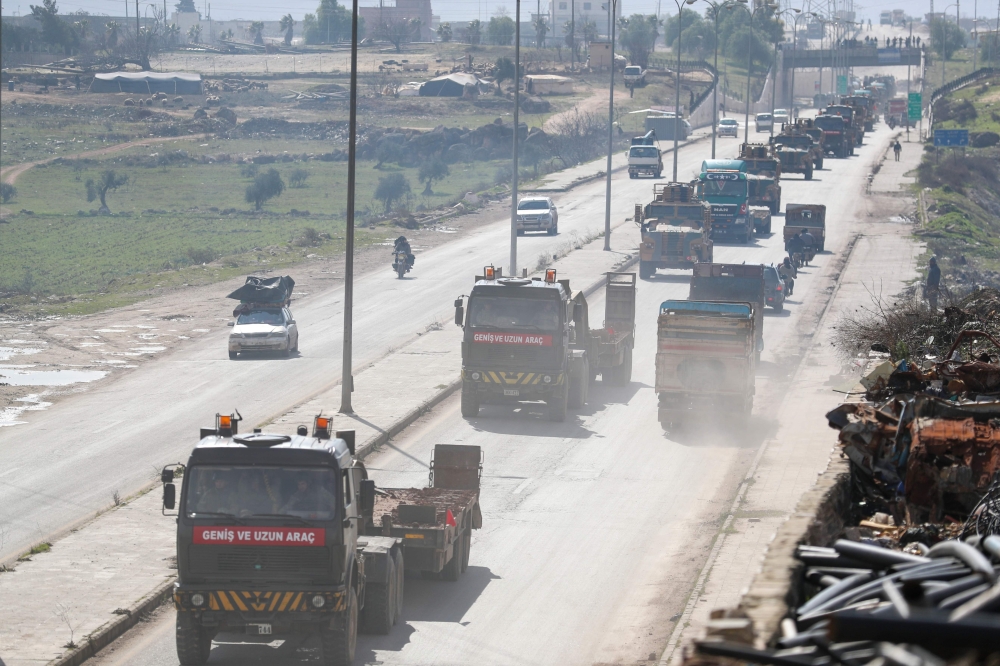 A Turkish military convoy of tanks and armoured vehicles passes near the city of Idlib, in northwestern Syria, near the Syria-Turkey border, on February 8, 2020. / AFP / Omar HAJ KADOUR
